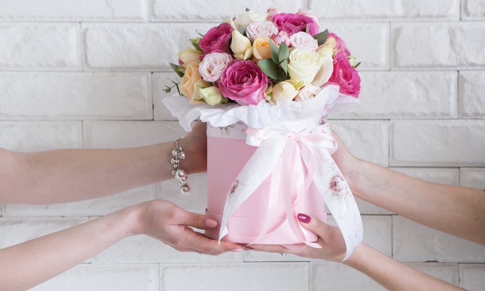 Quelles sont les fleurs vedettes de juin pour un anniversaire ?