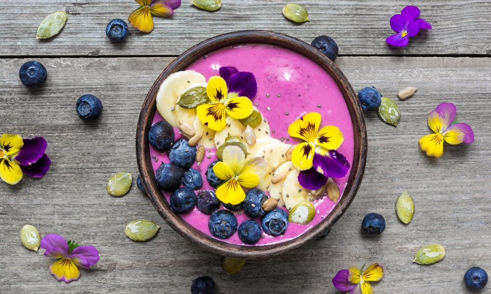 3 recettes de smoothie bowls avec des fleurs comestibles