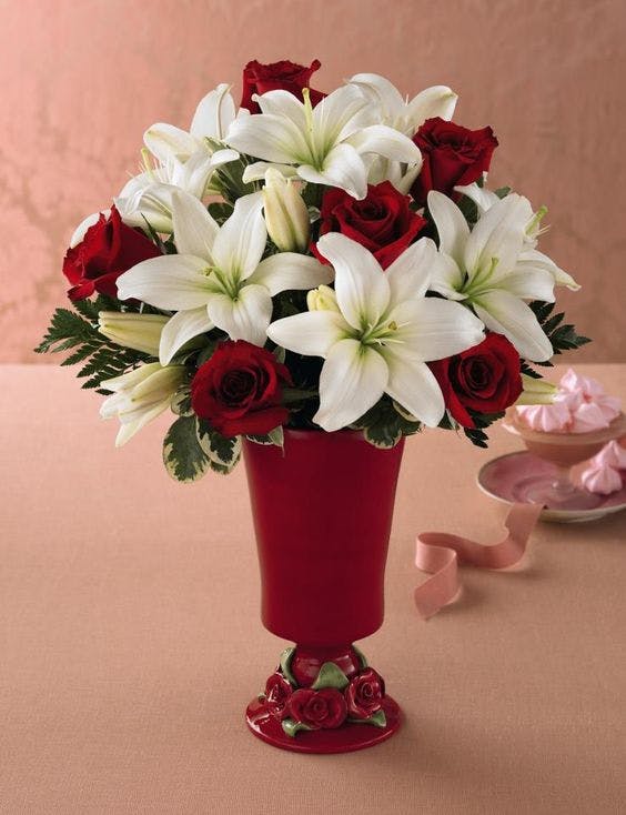 bouquet de lys blancs et de roses rouges