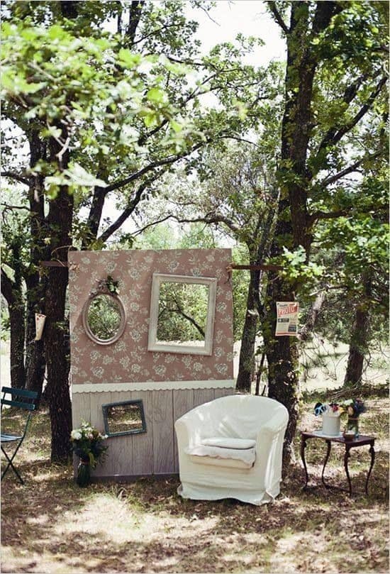 photobooth mariage vintage décoration vieux fauteuil cadres vielles valises