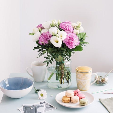 eustomas blancas y claveles rosas de FloraQueen