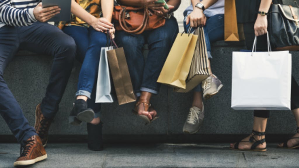 Personas que han ido de compras con bolsas