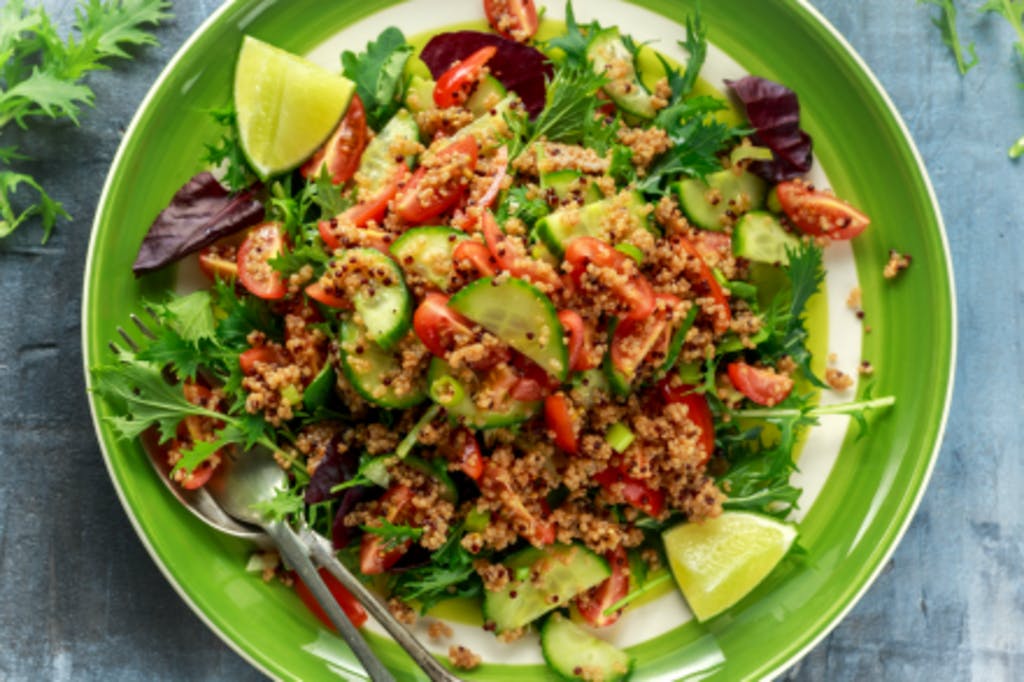 Ensalada de quinoa con tomate y pepino