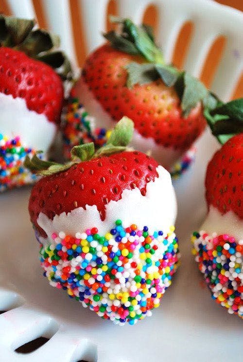 Fresas bañandas en chocolate blanco con virutas de colores