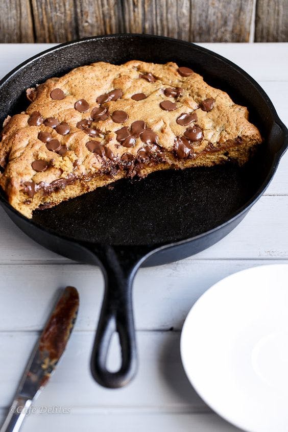 Galleta extragrande con pepitas de chocolate y relleno de crema de cacao