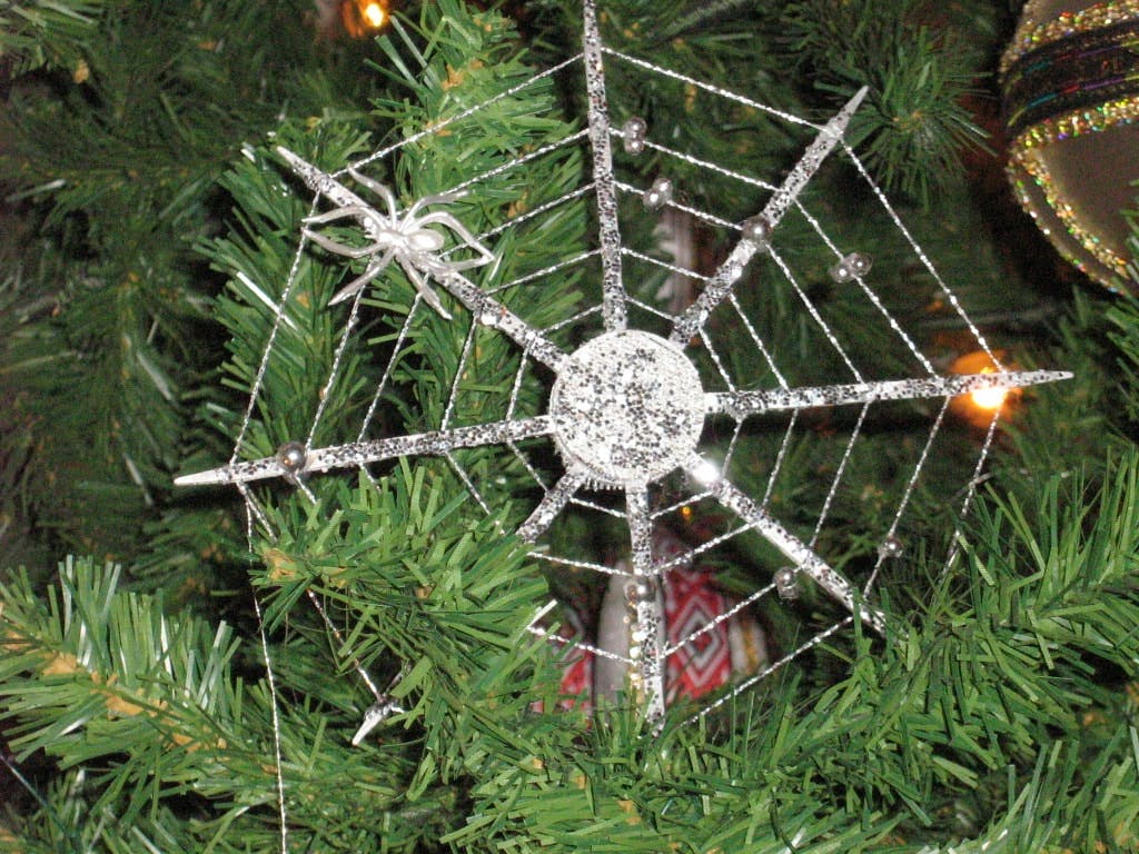 Una decoración de telaraña en un abeto de navidad en Ucrania