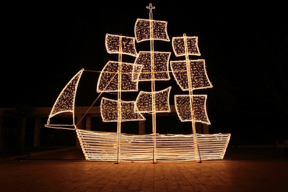 Un barco iluminado por Navidad en Grecia