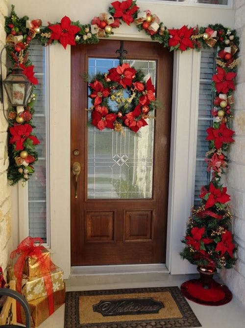 Puerta con flores de pascua