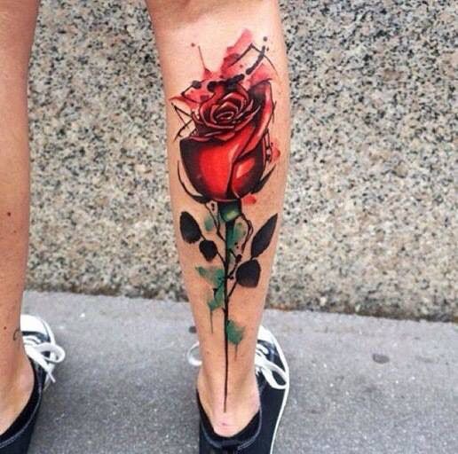 Tatuaje de rosa roja con tallo en una pierna masculina