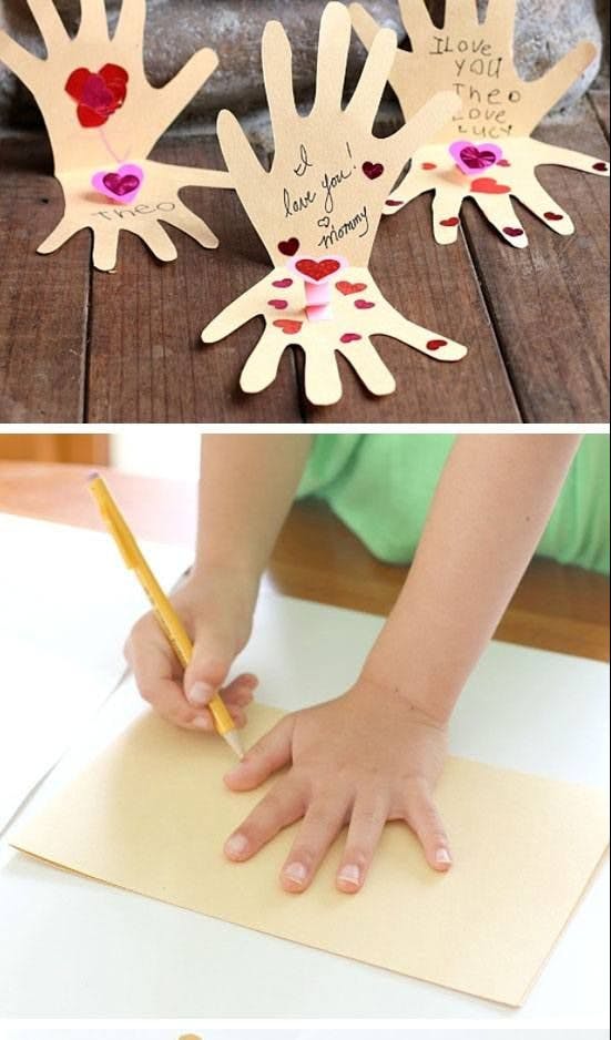 Un niño realiza una tarjeta de felicitación con el contorno de su mano. Manualidad.