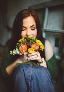 Chica con flores