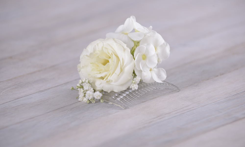 Hazlo tú mismo con flores: peineta con flores