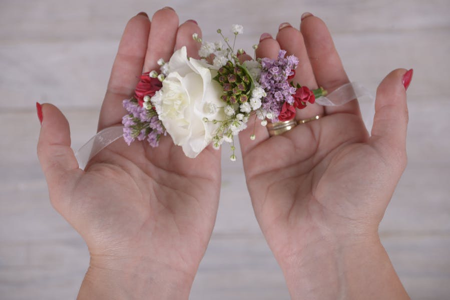 Hazlo tú mismo con flores: brazalete floral