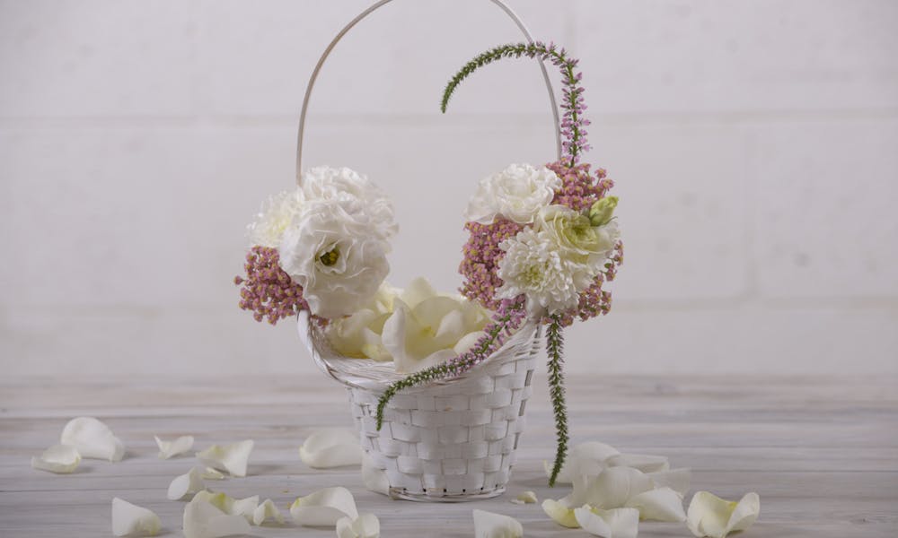Hazlo tú mismo con flores: cesta de boda con flores
