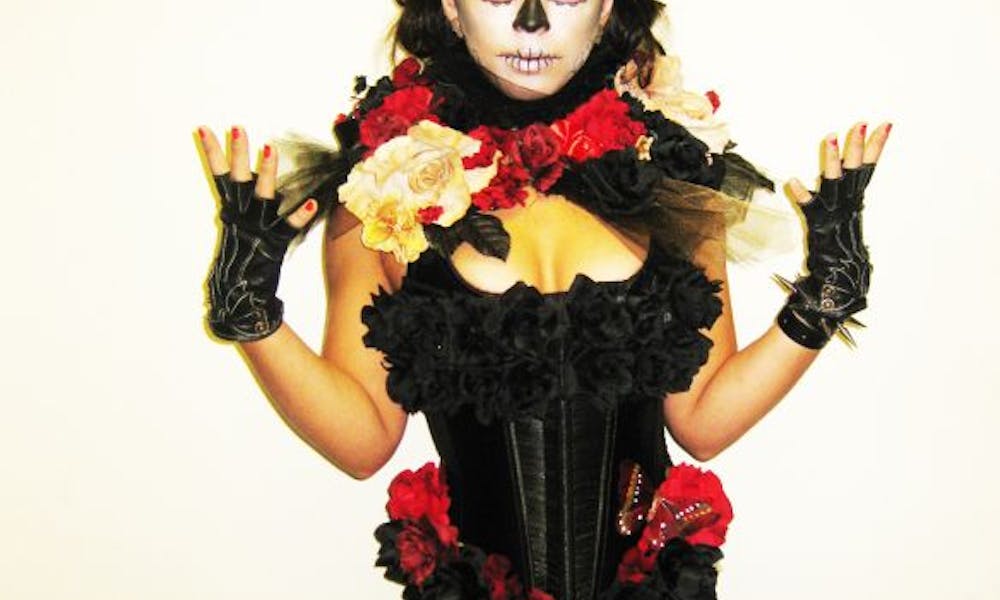 Entre calabazas y monstruos desfilan las flores de Halloween