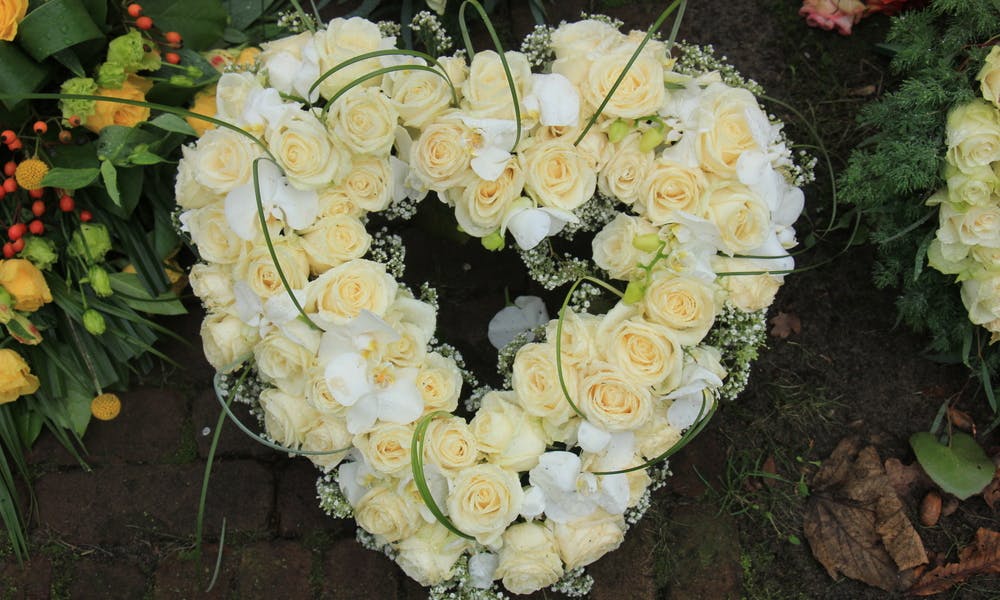 Le pouvoir symbolique des fleurs funéraires