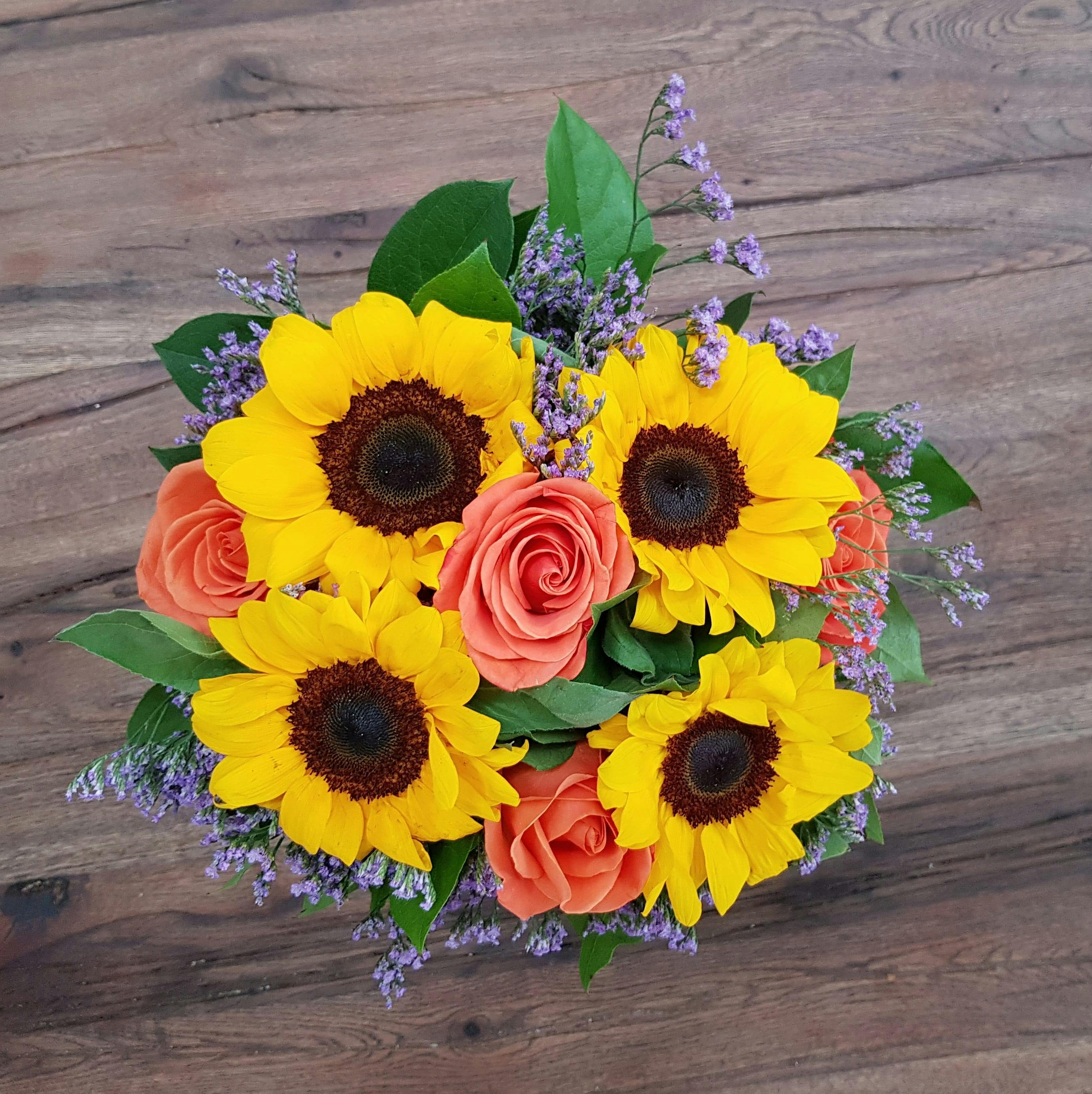 Der Strauß Van Goghs Visionen von Floraqueen mit Sonnenblumen und orangen Rosen