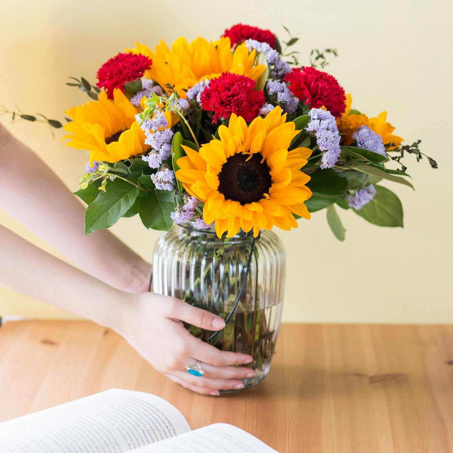 Strauß mit Sonnenblumen und Nelken