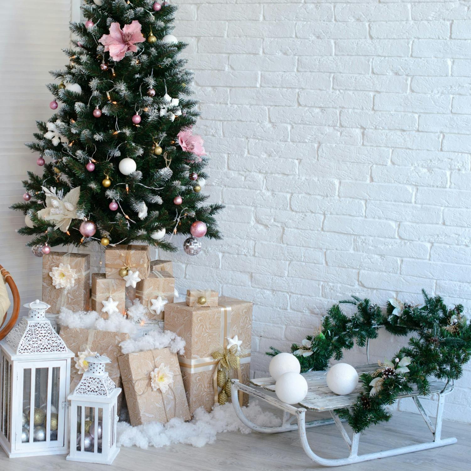 Wie Sie Ihren Weihnachtsbaum mit Blumen schmücken können