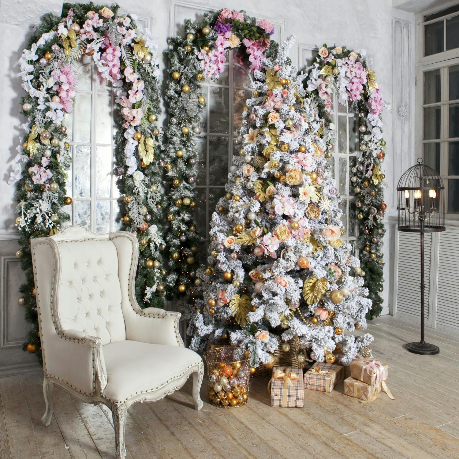 Wie Sie Ihren Weihnachtsbaum mit Blumen schmücken können