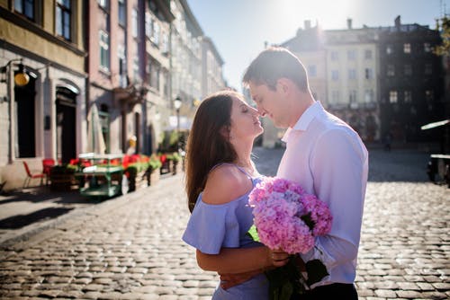 happy couple pink bouquet in Italy