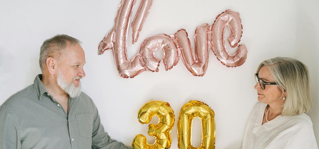 Celebre seu 30º Aniversário de Casamento com Presentes e Flores Pensativos Banner