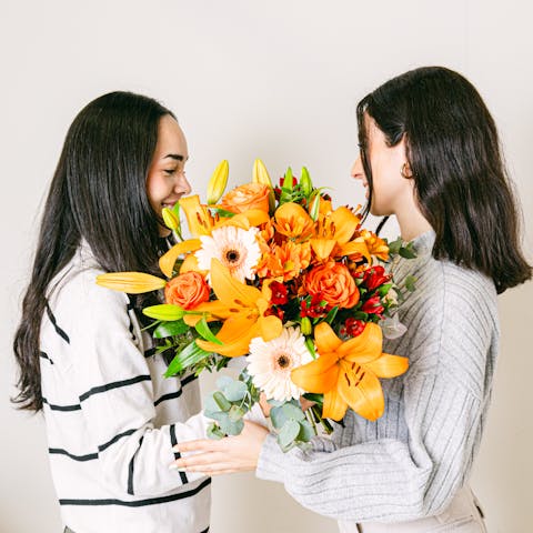 Cómo hacer feliz a una persona especial con flores a domicilio