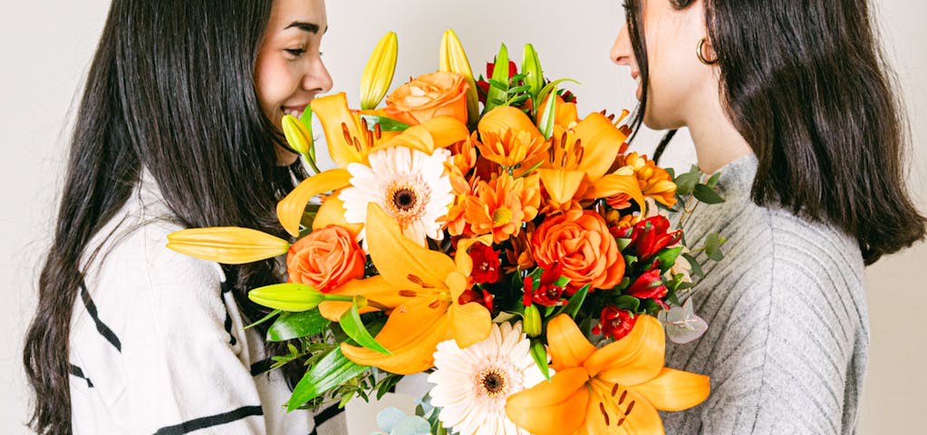 Cómo hacer feliz a una persona especial con flores a domicilio