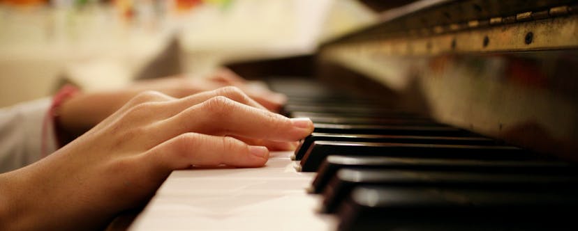 Clés de piano et deux mains