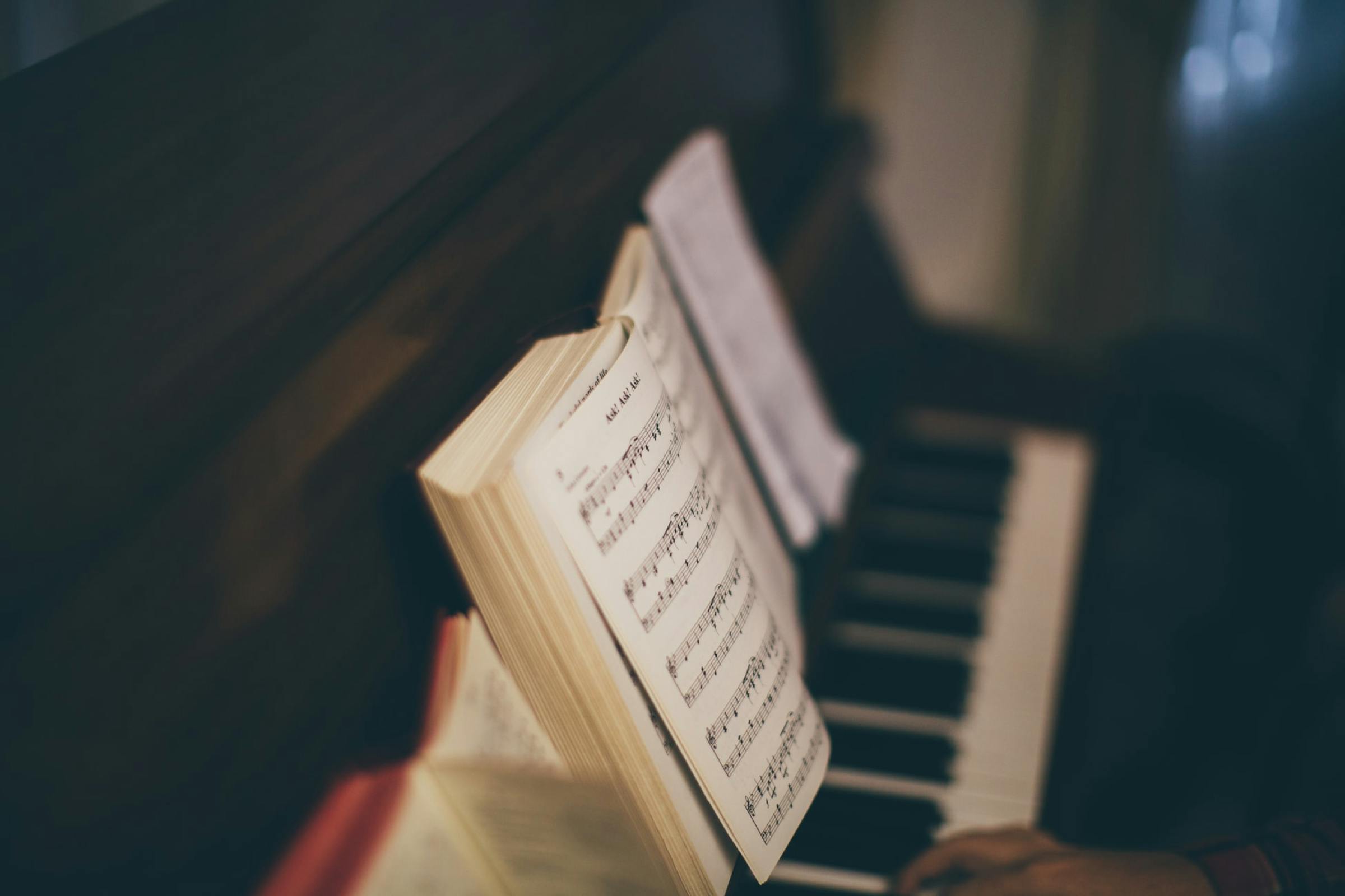 Zwei Notenhefte auf einem alten Klavier