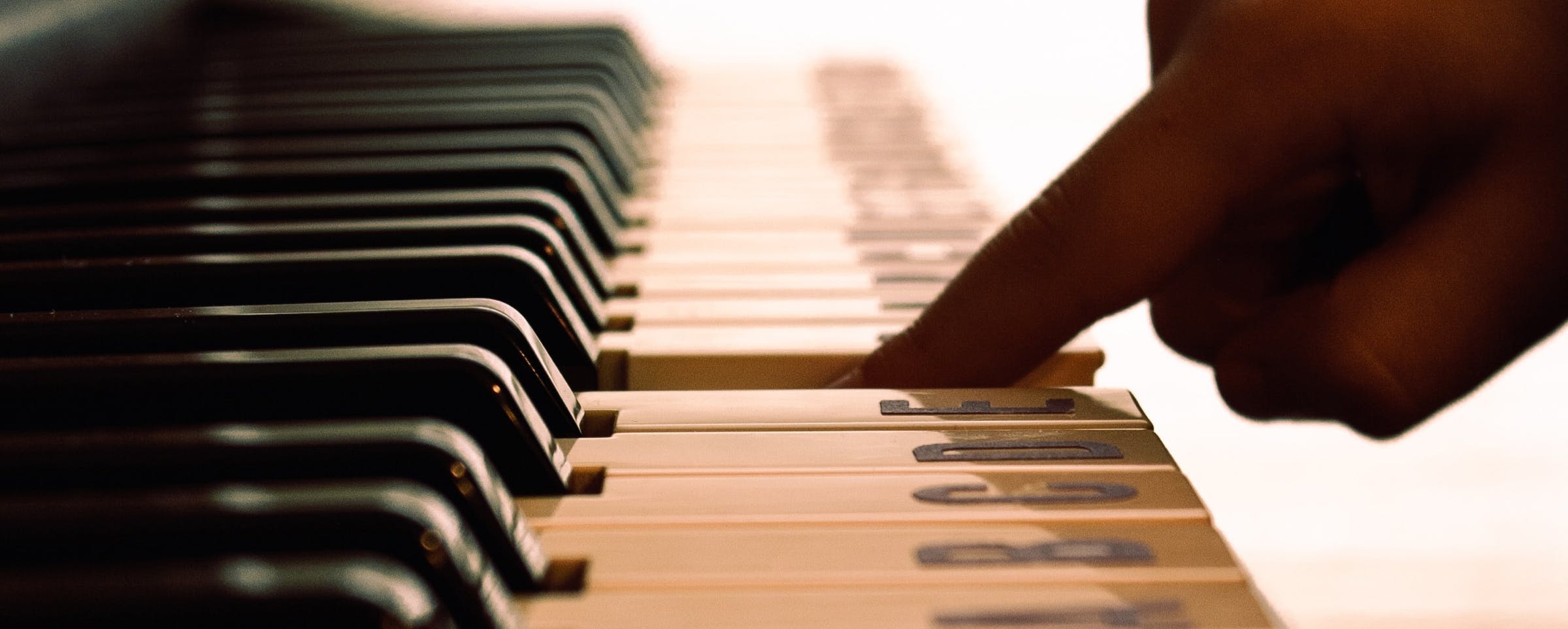 Les bonnes positions au piano - le corps, les bras, les mains