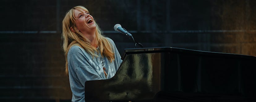 Donna bionda al pianoforte