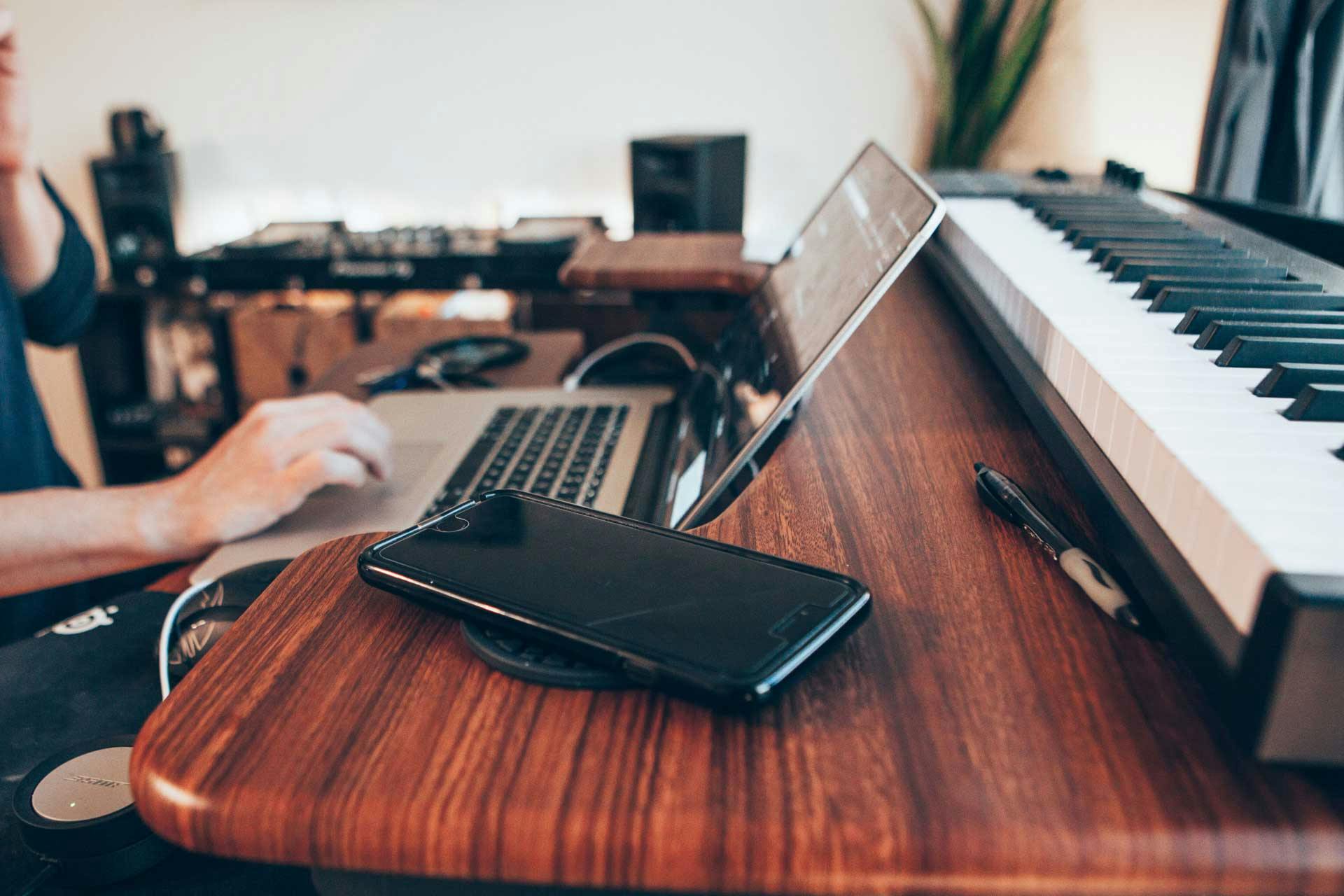 Ordinateur portable devant un clavier 