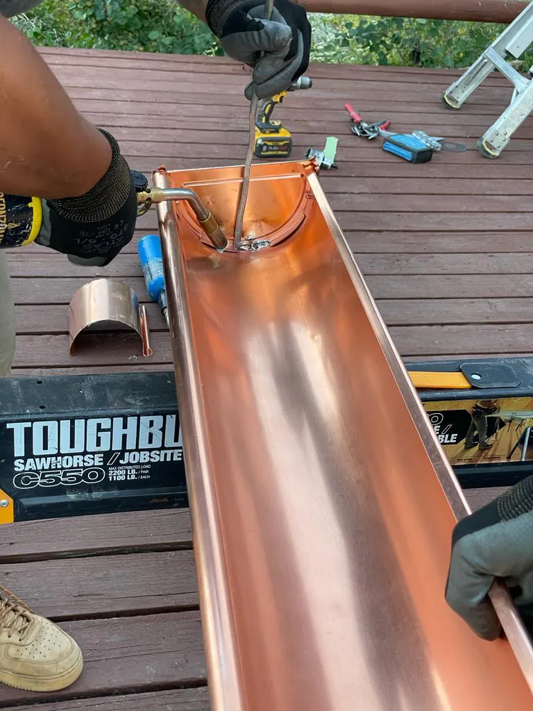 Seamless gutter end