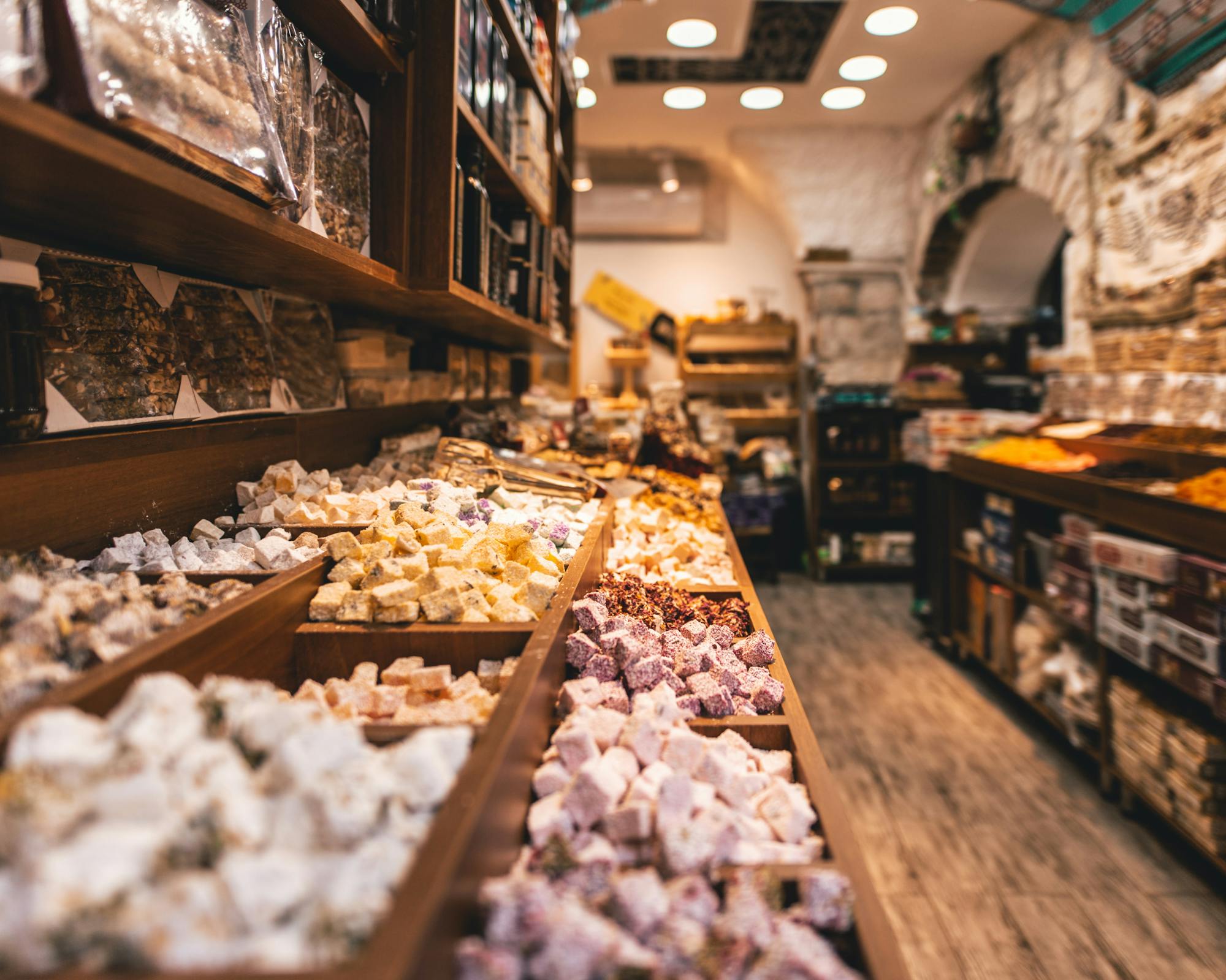Izraelski sklep z delikatesami oferuje wiele słodkich przysmaków.