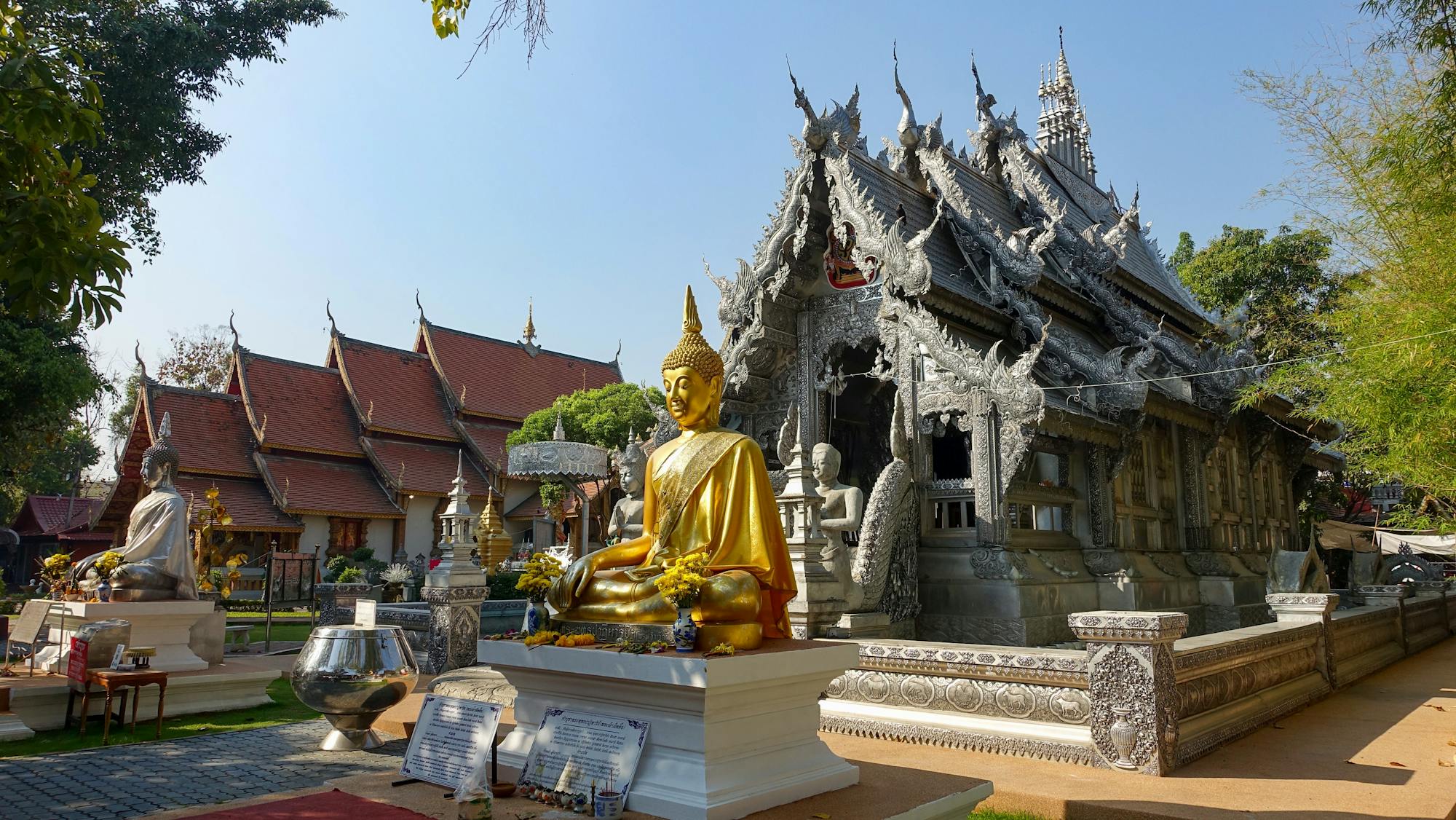 Die prächtige Buddha-Statue und der Silbertempel von Chiang Mai. 