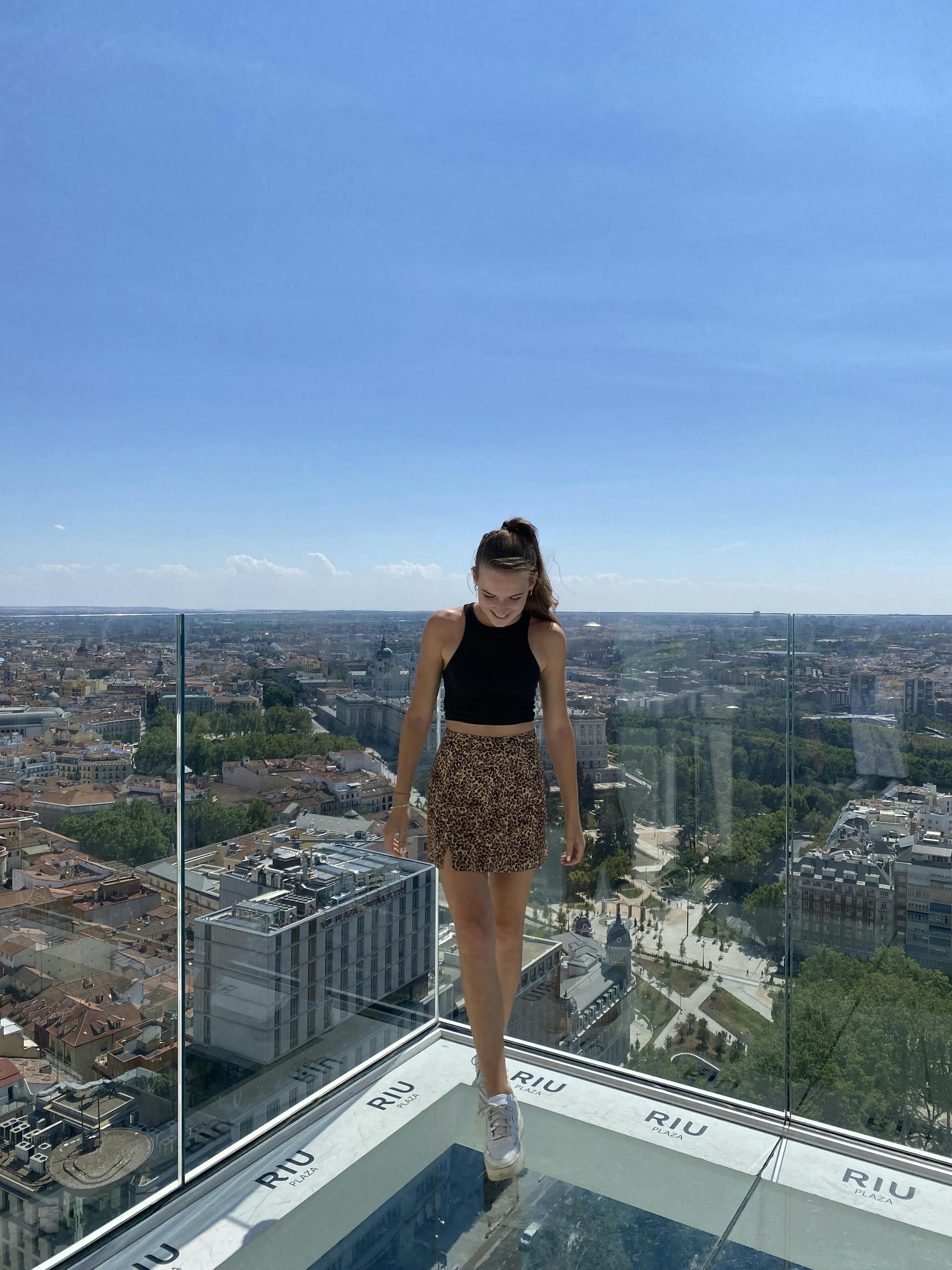 Ausblick auf Madrid von der Glasplattform der Rooftop-Bar aus. 