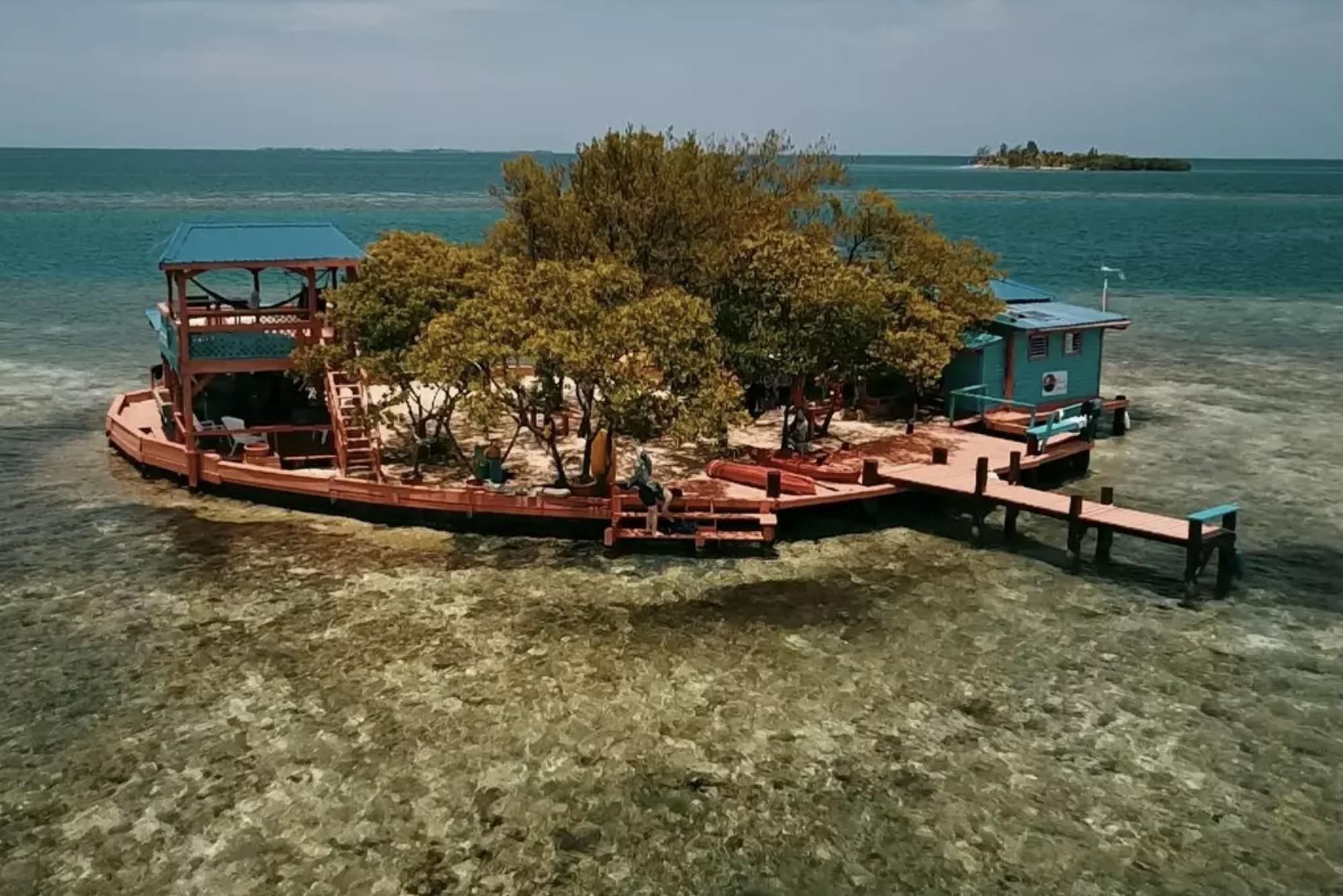 Umgeben von strahlend blauem Wasser befindet sich das Airbnb auf der Insel Bird Island. 