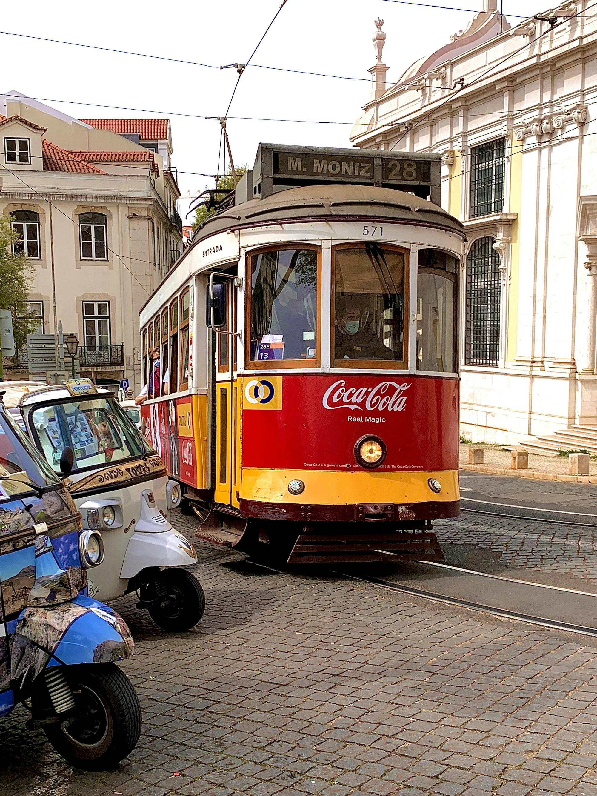 Tramwaj 28 jedzie przez Lizbonę