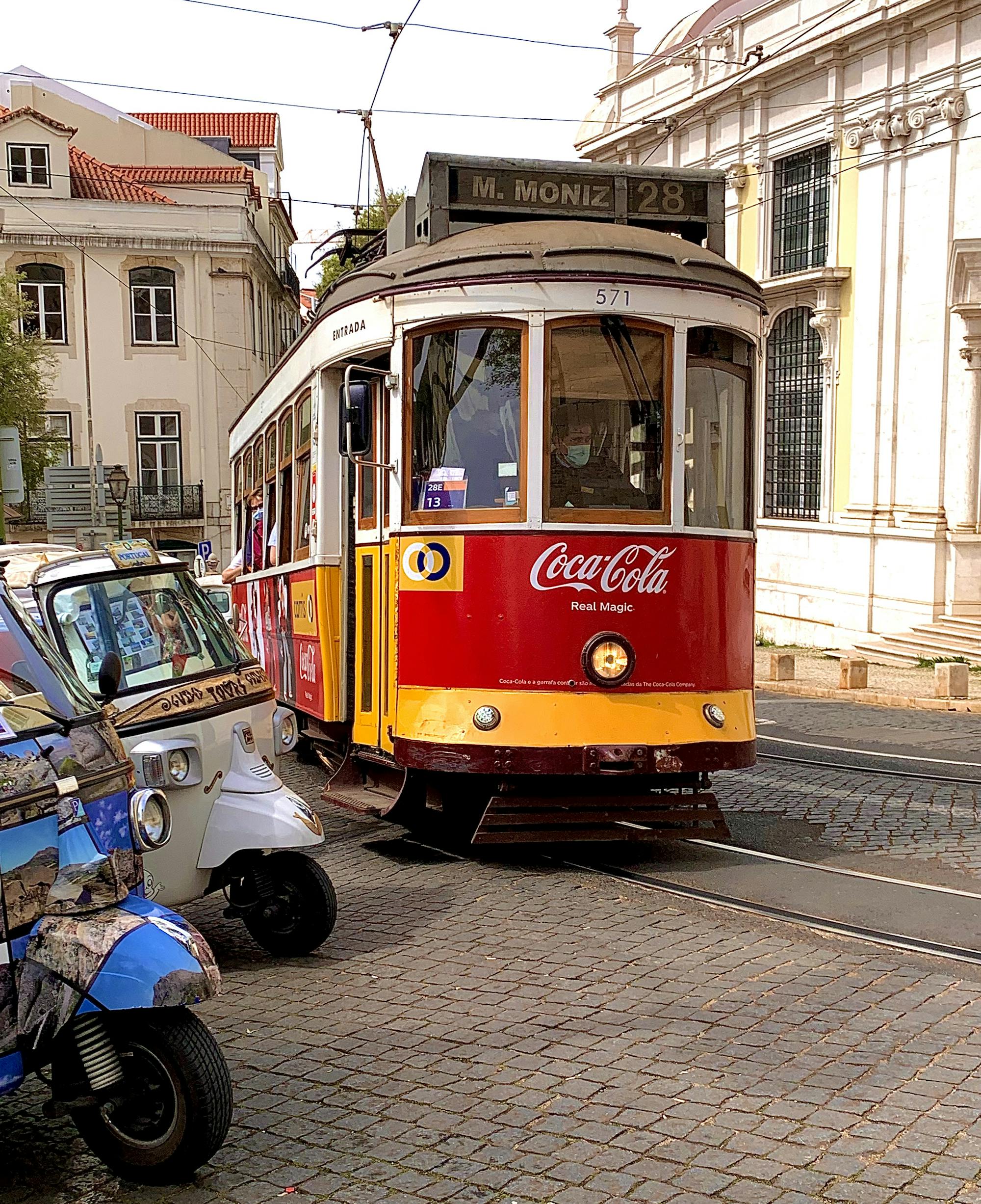 Straßenbahn 28 fährt durch Lissabon 