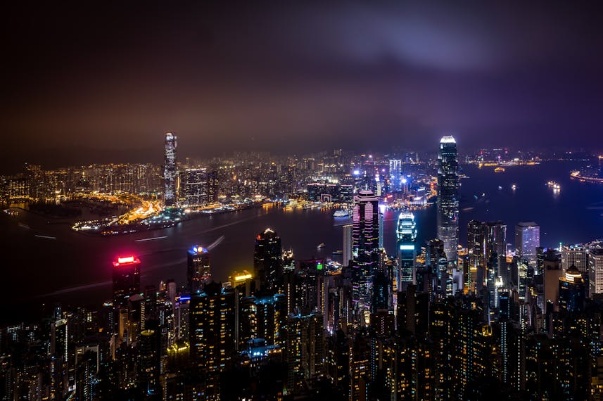 Aussicht auf Hongkong bei Nacht: Ein Lichtermeer erstrahlt durch die Wolkenkratzer. 