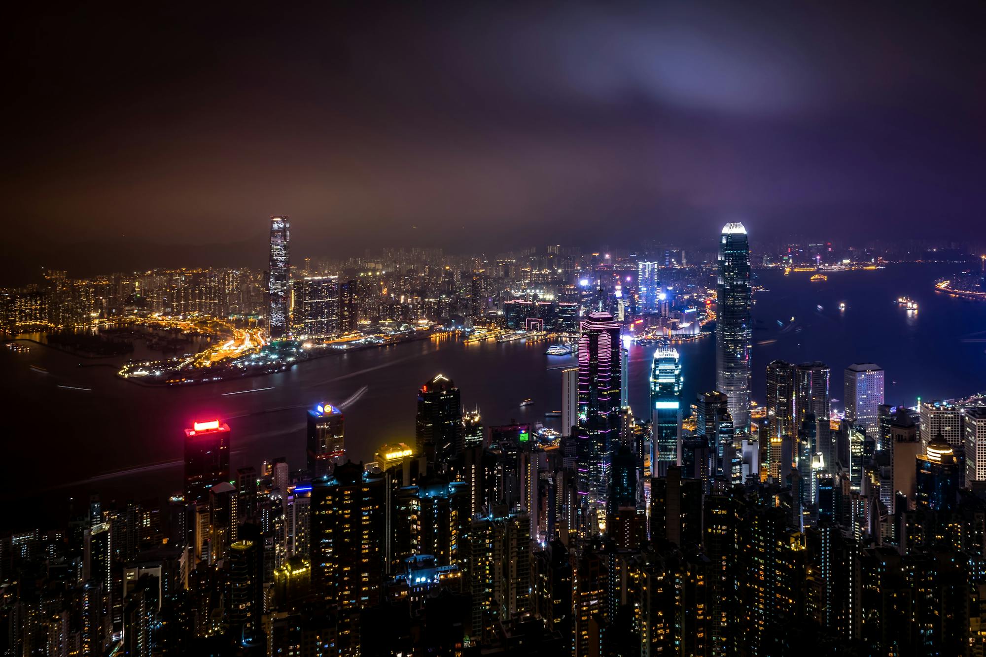 Aussicht auf Hongkong bei Nacht: Ein Lichtermeer erstrahlt durch die Wolkenkratzer. 