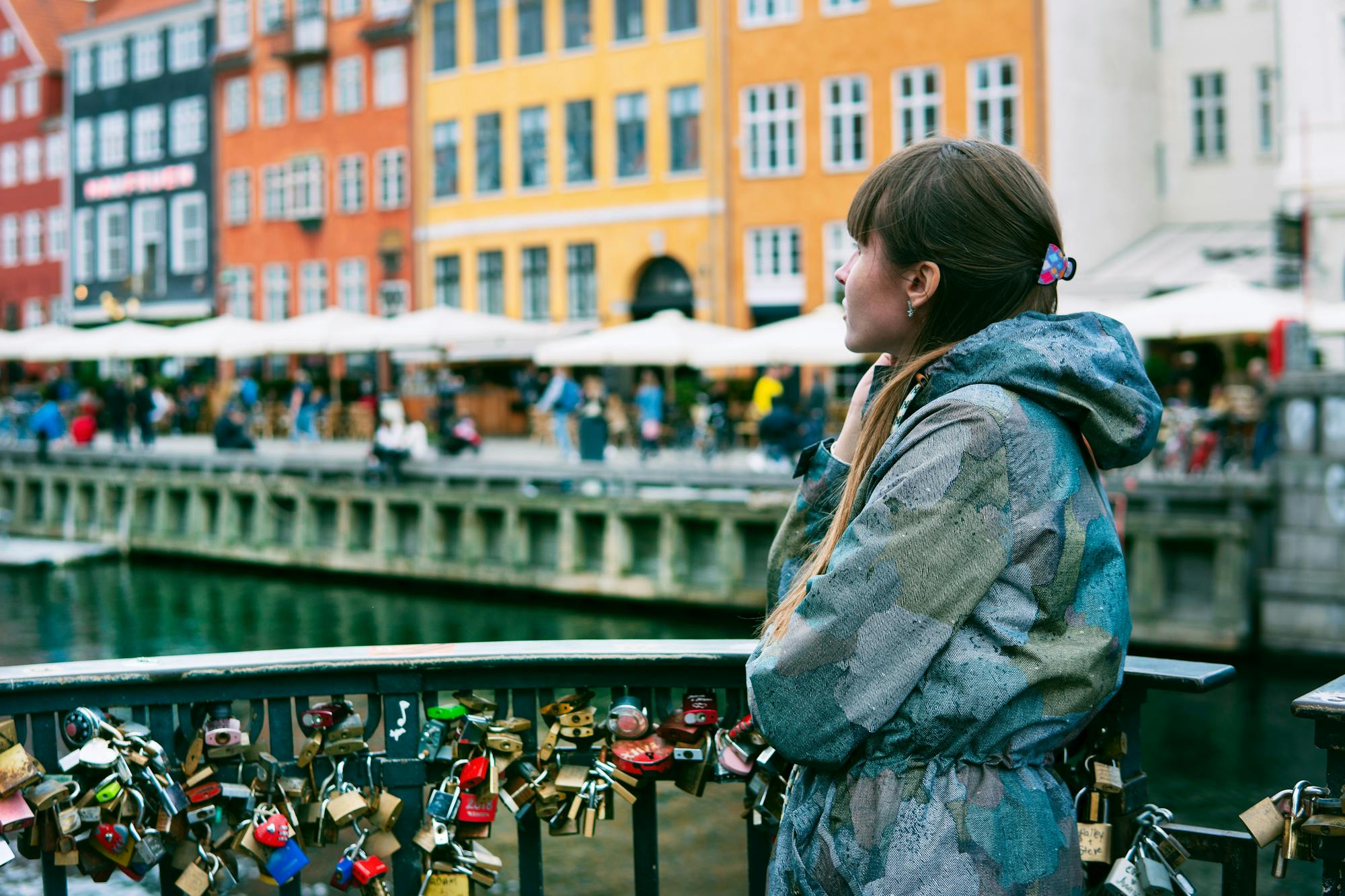 Frau blickt auf Nyhavn, Kopenhagen 
