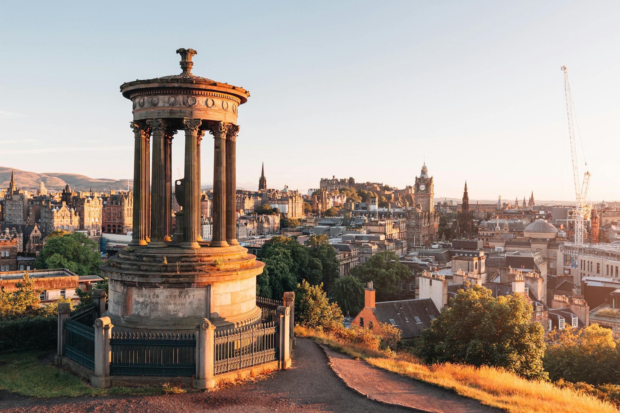 Calton Hill: Wzgórze oferuje widoki na miasto, a także galerię Collective z wystawami sztuki współczesnej oraz niedokończony Narodowy Monument Szkocji.