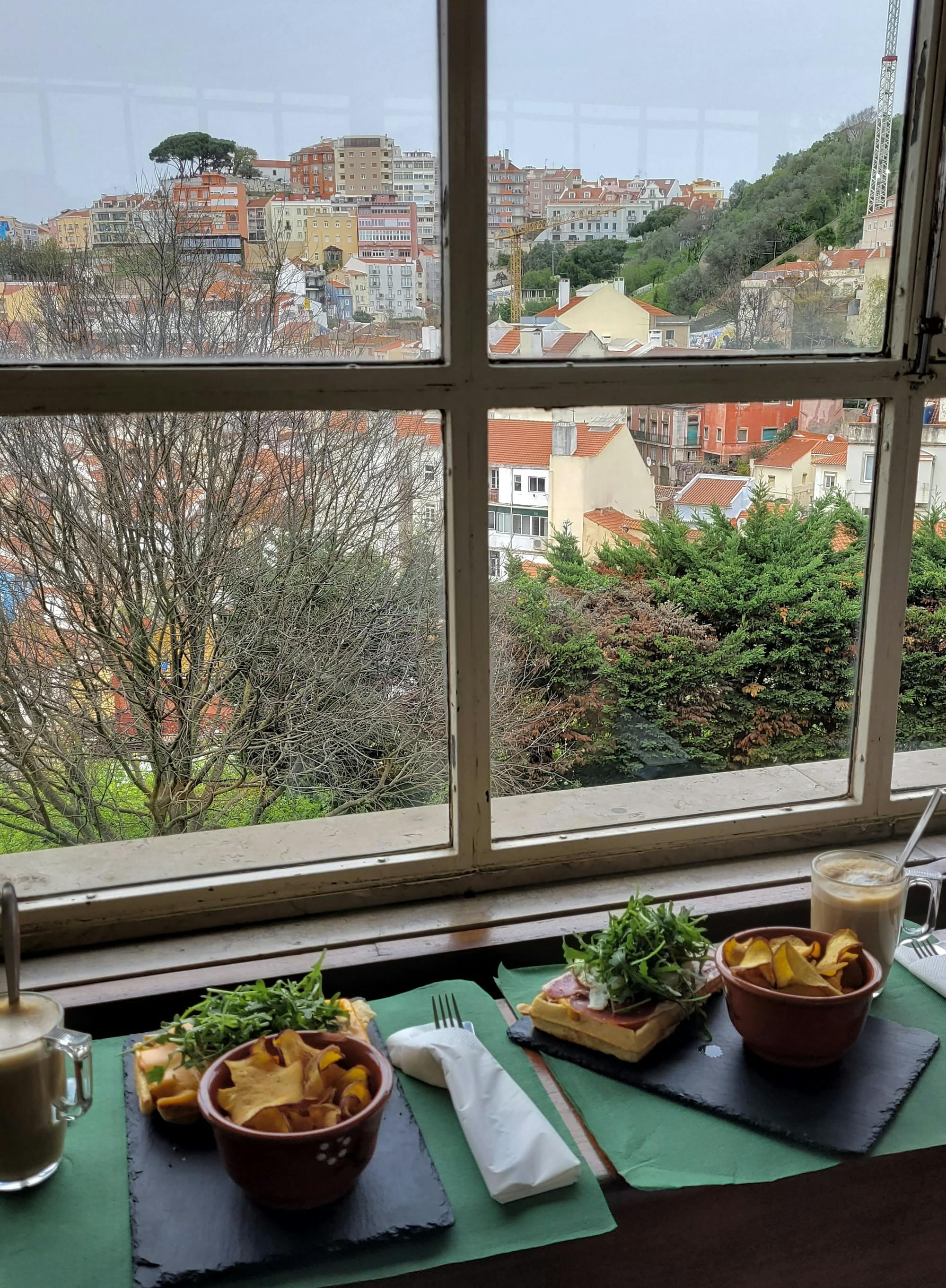 Blick aus dem Café-Fenster auf Lissabon