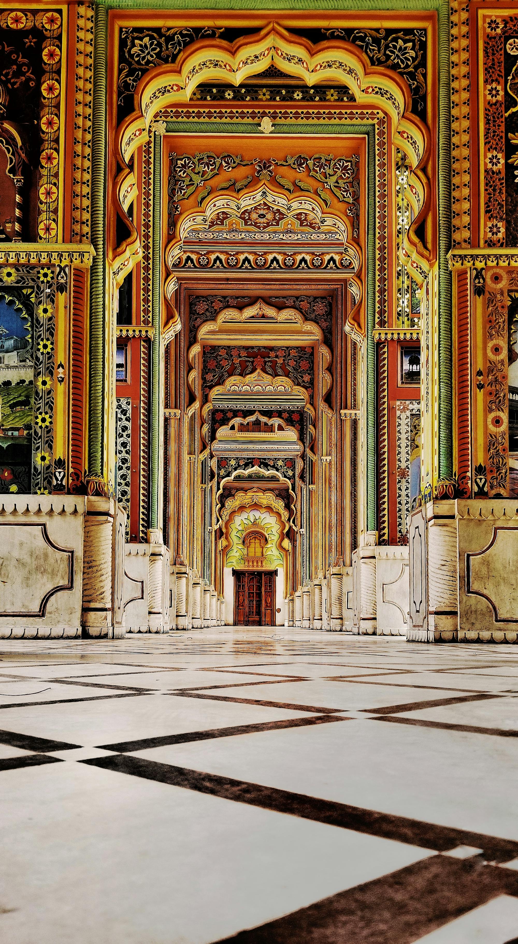 Długi korytarz Monumentu Patrika Gate z wieloma kolorowo pomalowanymi ścianami