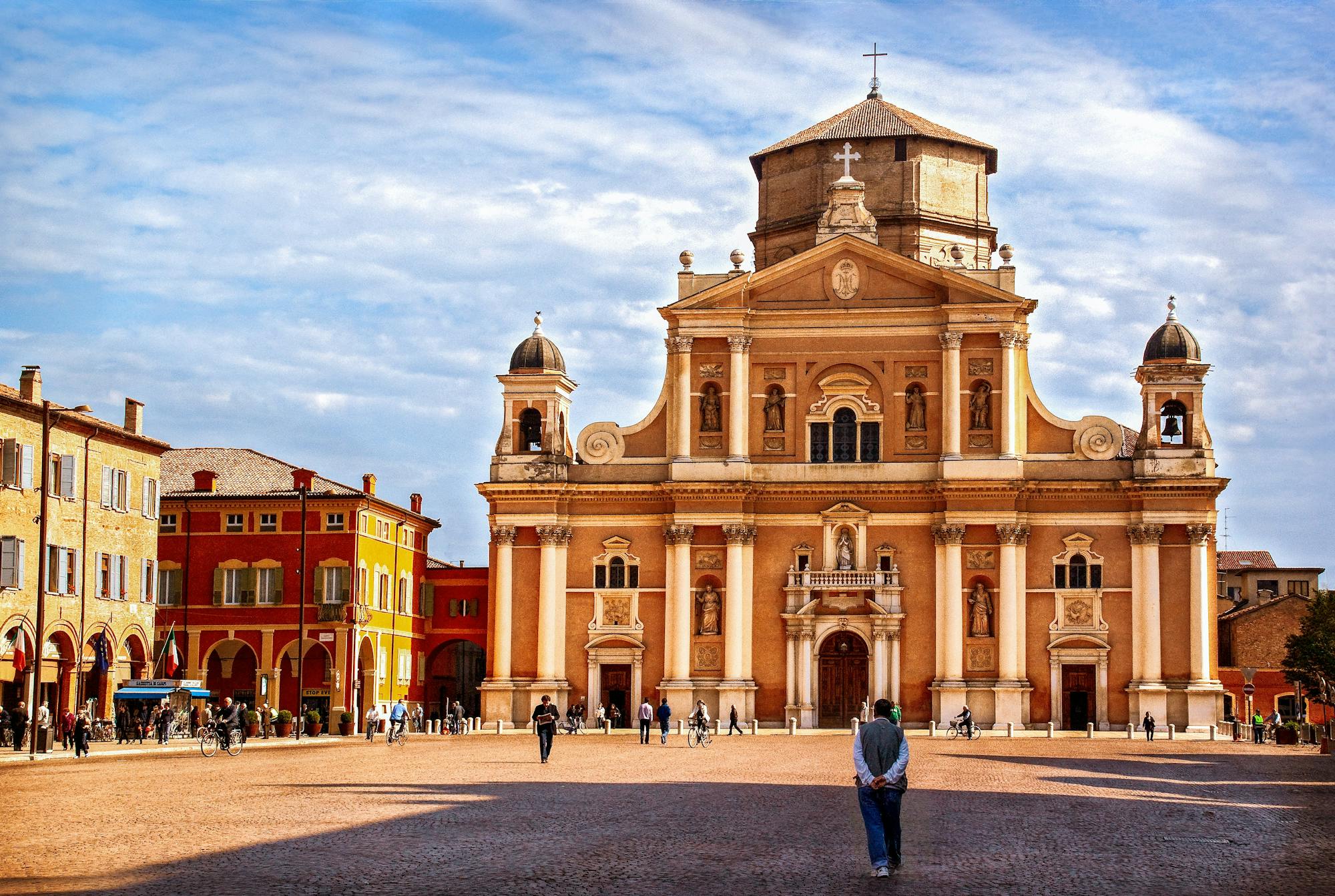 Öffentlicher Platz mit einer prachtvollen Kirche und italienischen Altbauten. 