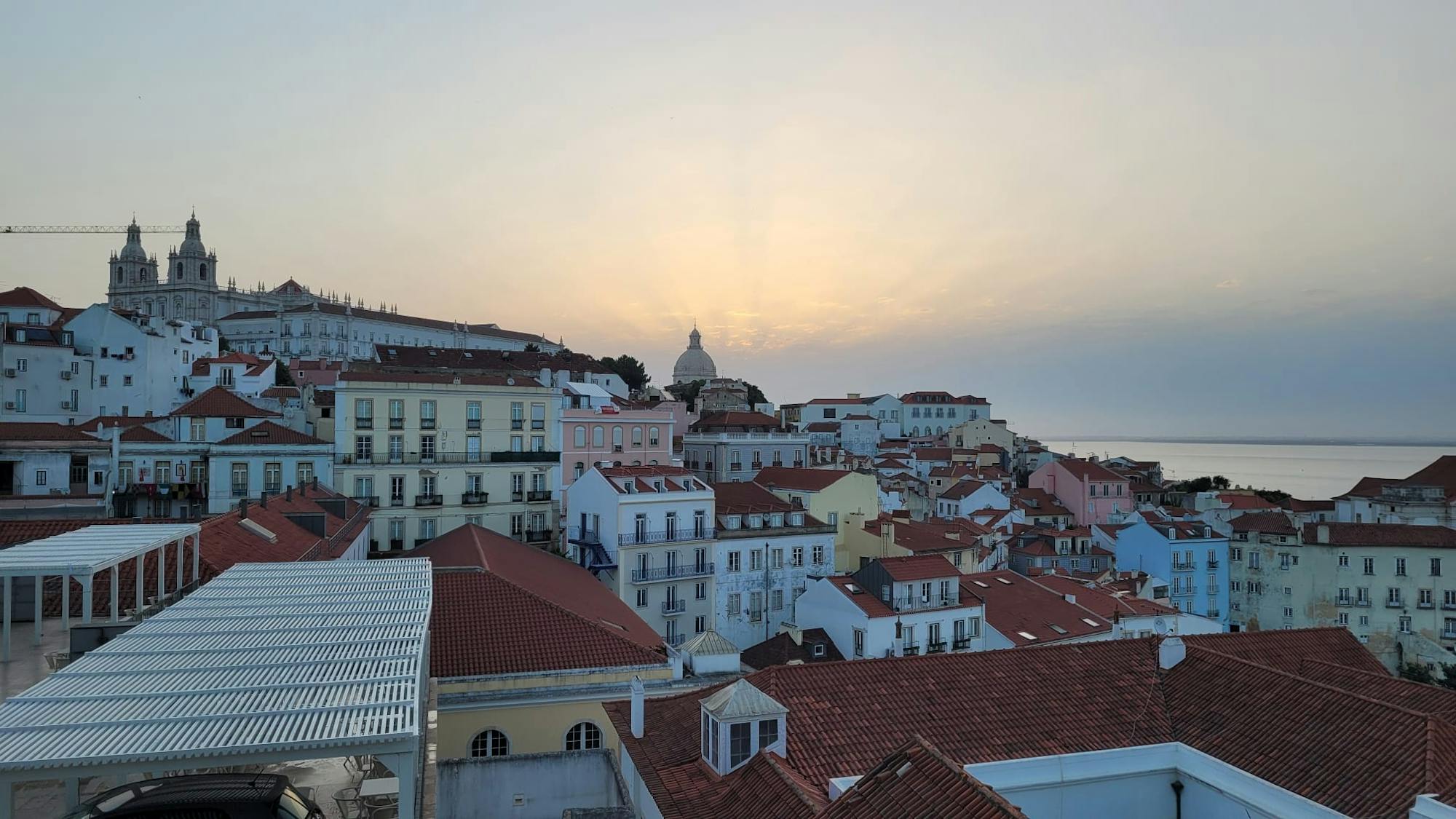 Aussicht auf die bunten Häuser in Alfama, Viertel in Lissabon  