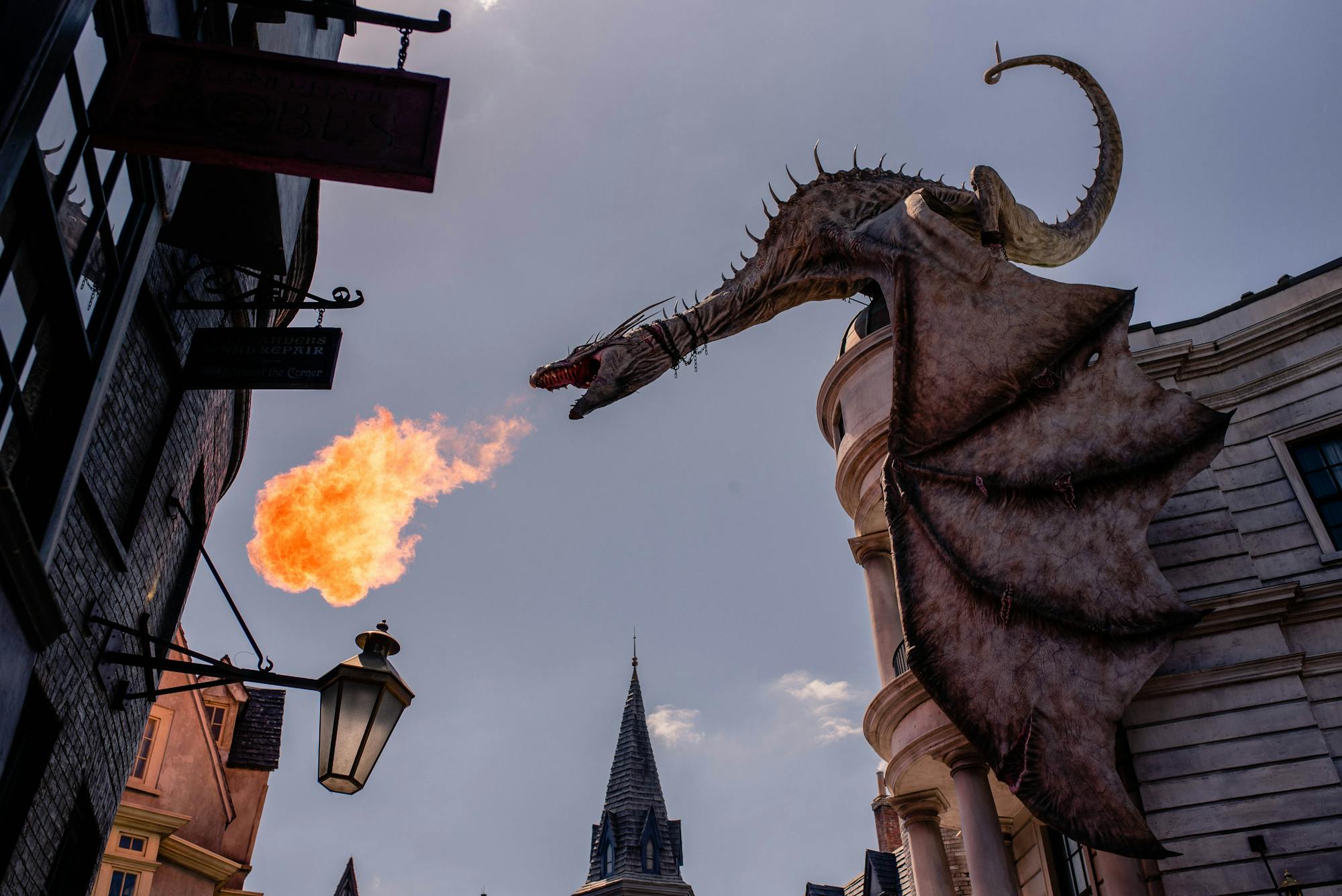 Ein Drache spuckt Feuer über der Harry Potter World in den Universal Studios in L.A. 