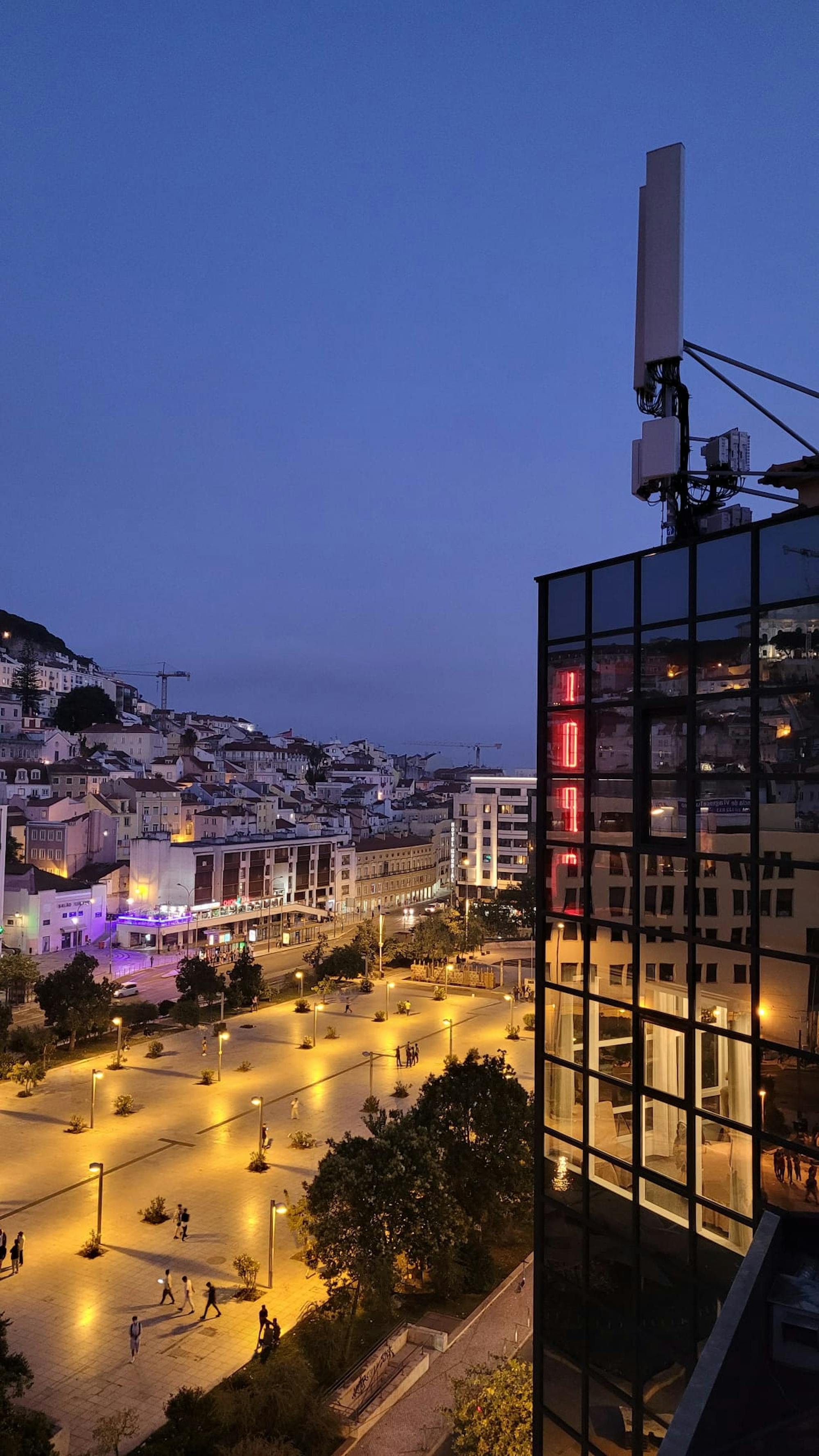 Z baru TOPO: Widok na stare miasto Lizbony w nocy